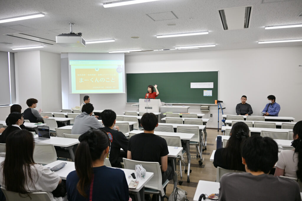 帝京大学ゲストスピーカー時のクハラヨウコ、まーくんの写真